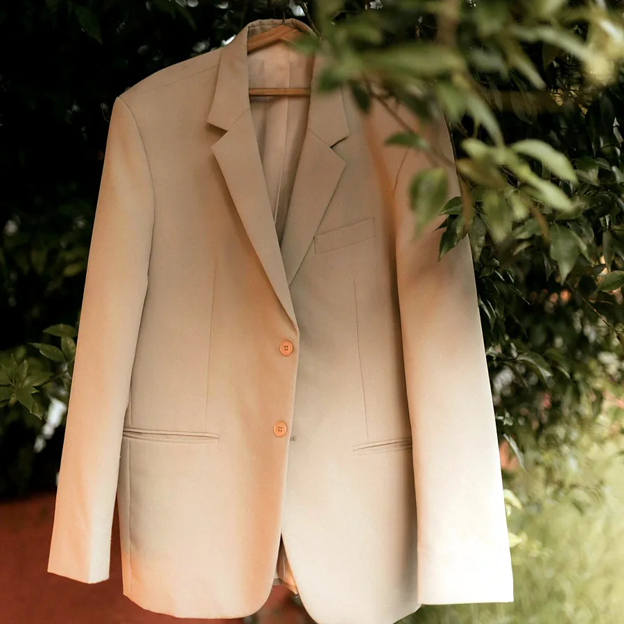 Contoh model blazer krem dua kancing