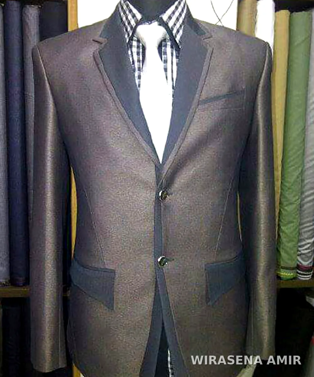 Jas abu-abu kecokelatan dengan kerah dan saku hitam di toko