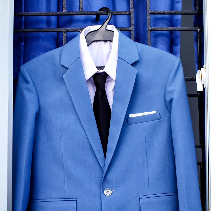 Contoh model jas biru langit dengan dasi hitam dan pocket square putih