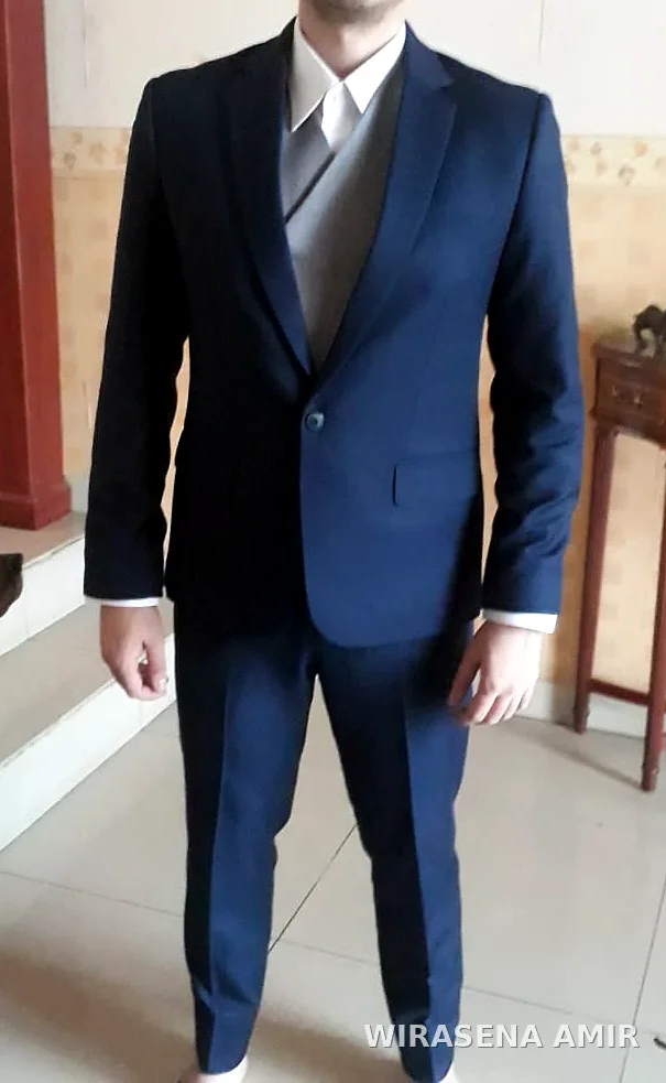 Jas biru navy custom dikenakan pelanggan