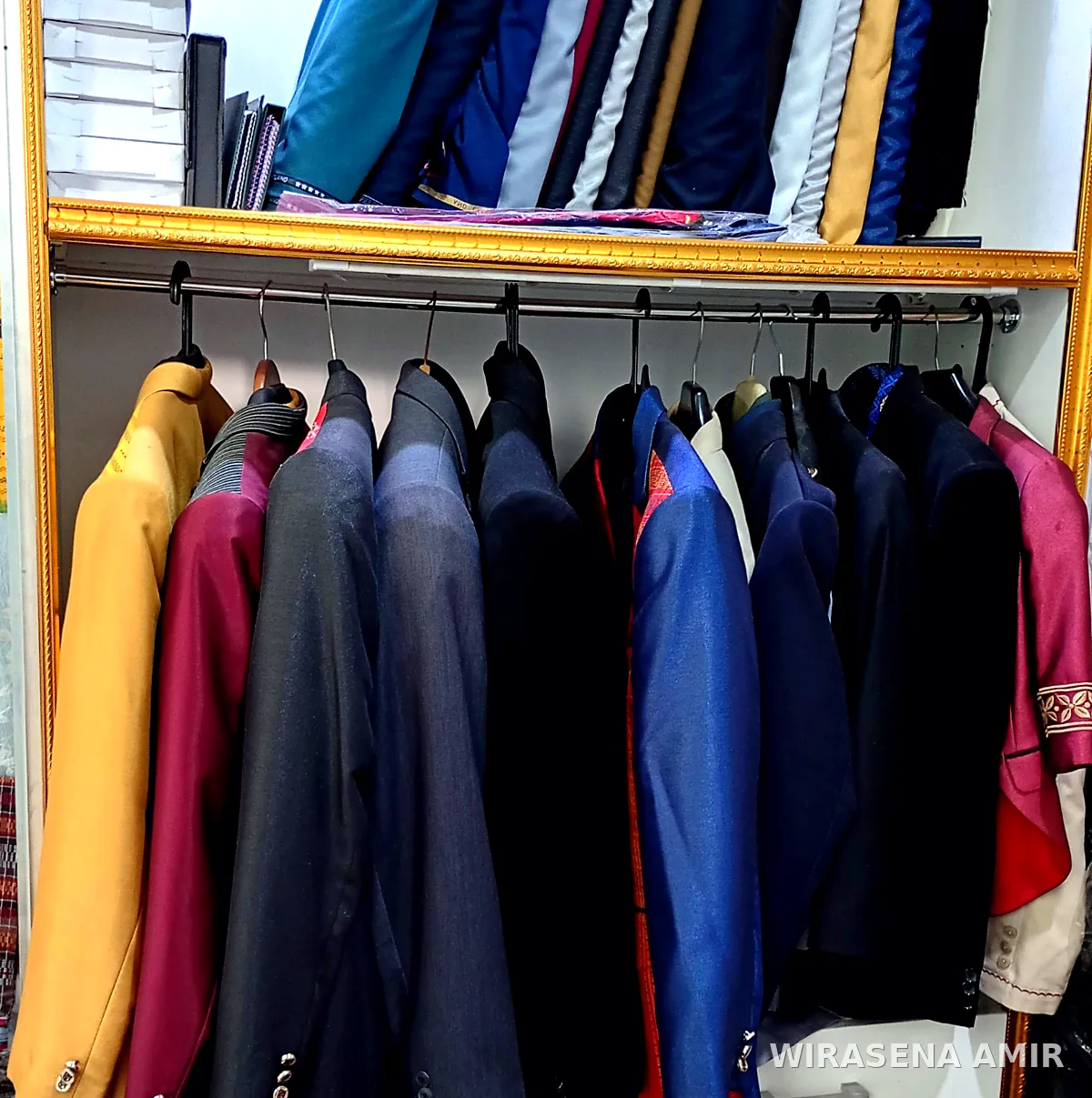 Koleksi jas custom berbagai warna tergantung di toko Wirasena Amir
